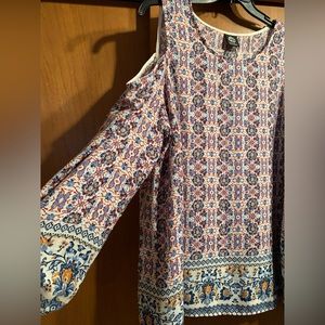 Beautiful cold-shoulder long sleeve Bobeau blouse. 3x. Lightweight fabric.